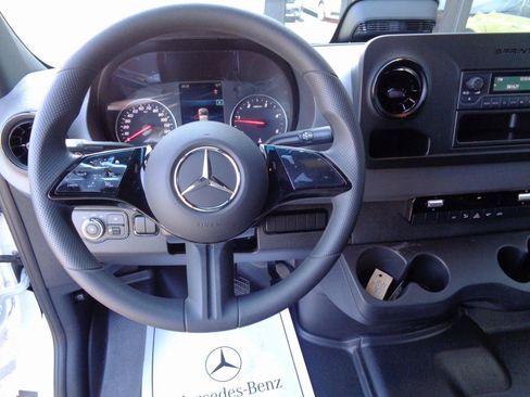 Used 2025 Mercedes-Benz Sprinter 2500 image 10