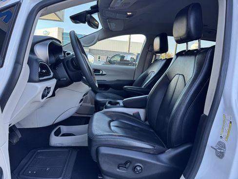 Used 2022 Chrysler Pacifica Touring-L image 5