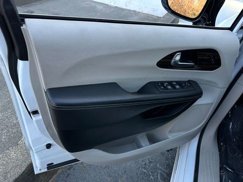Used 2023 Chrysler Pacifica Limited image 13