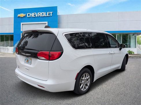Used 2022 Chrysler Voyager LX image 3