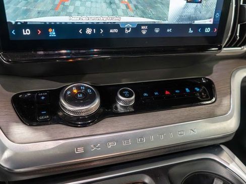 Used 2025 Ford Expedition Platinum w/ Driver's Package AWD/4WD image 31
