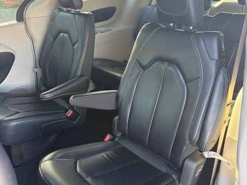 Used 2022 Chrysler Pacifica Touring-L AWD/4WD image 8