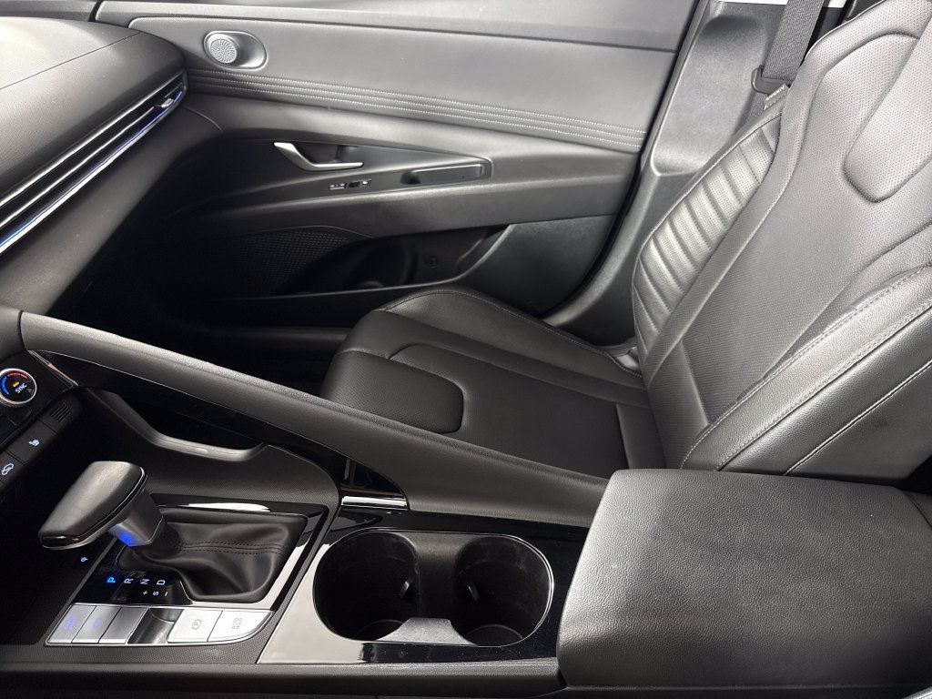 Certified 2025 Hyundai Elantra Limited FWD image 25