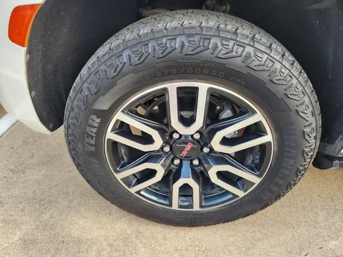 Used 2024 GMC Yukon AT4 w/ Technology Package AWD/4WD image 9