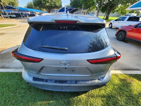 Used 2023 Toyota Highlander XLE FWD image 6
