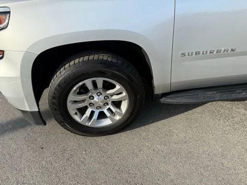 Used 2019 Chevrolet Suburban LT image 3