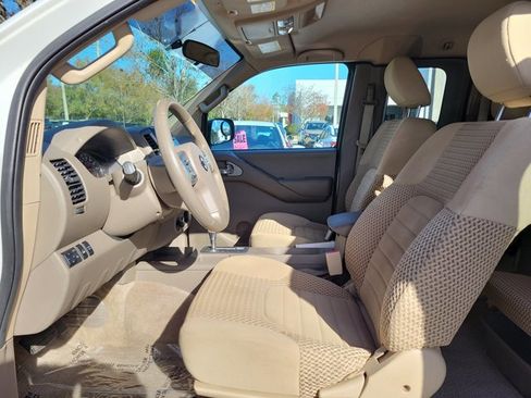 Used 2014 Nissan Frontier SV image 16