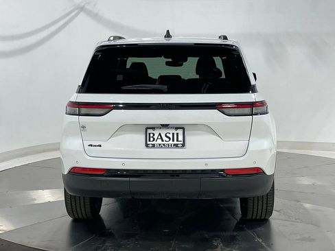 Used 2023 Jeep Grand Cherokee Altitude image 12