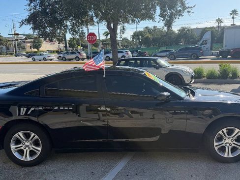 Used 2019 Dodge Charger SXT RWD image 4
