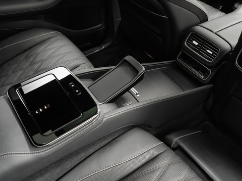 Used 2024 Mercedes-Benz Maybach GLS 600 4MATIC image 30