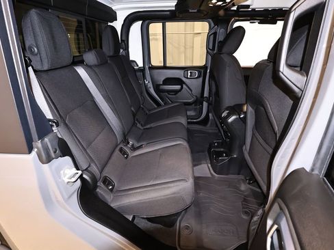 Used 2023 Jeep Gladiator Willys image 16