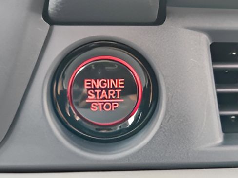 Used 2025 Honda Pilot Touring image 10