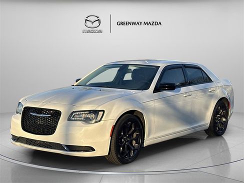 Used 2019 Chrysler 300 Touring w/ Sport Appearance Package image 3