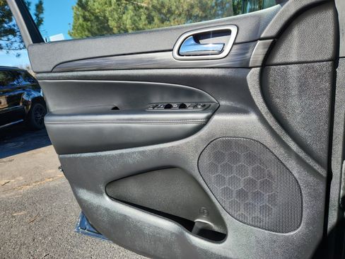 Used 2022 Jeep Grand Cherokee Laredo X image 13