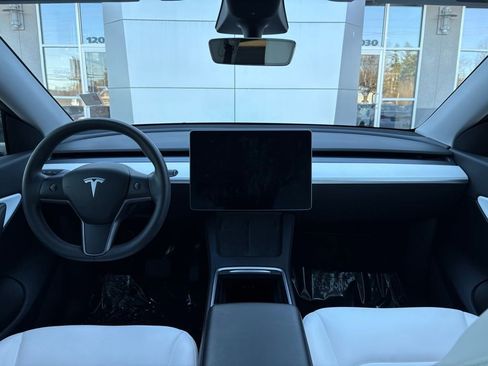 Used 2022 Tesla Model Y Long Range image 16