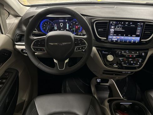 Used 2023 Chrysler Pacifica Touring-L w/ Uconnect Theater Family Group AWD/4WD image 11