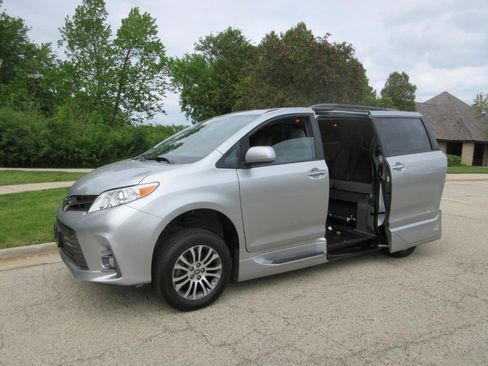 Used 2020 Toyota Sienna XLE w/ XLE Navigation Package FWD image 33