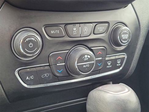 Used 2019 Jeep Cherokee Limited image 29