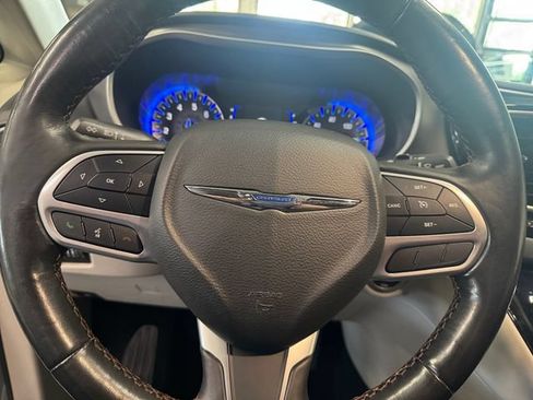 Used 2020 Chrysler Pacifica Touring w/ Cold Weather Group FWD image 21