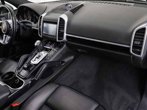 Used 2016 Porsche Cayenne image 21