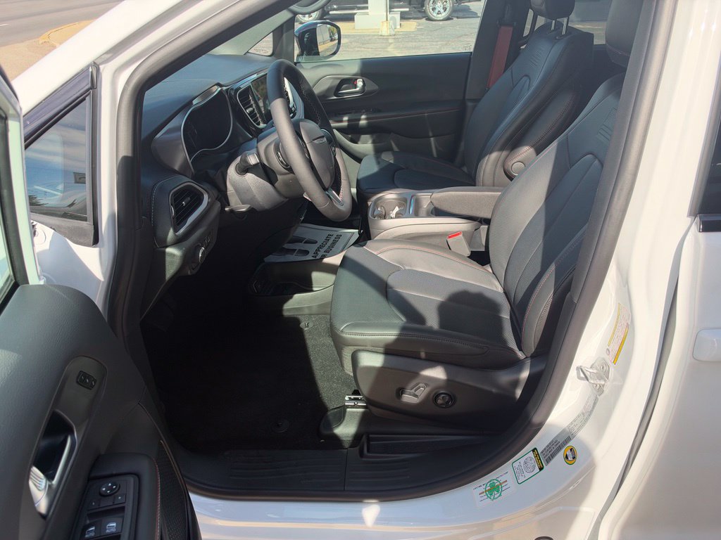 New 2027 Chrysler Pacifica Select AWD/4WD image 24