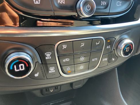 Used 2022 Chevrolet Traverse LT image 22