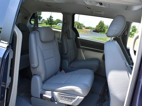Used 2008 Chrysler Town & Country Touring FWD image 25