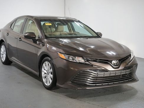 Used 2018 Toyota Camry LE image 3