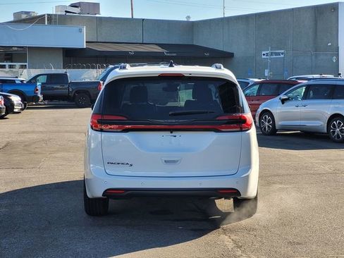 New 2026 Chrysler Pacifica Select w/ S Appearance Package image 5