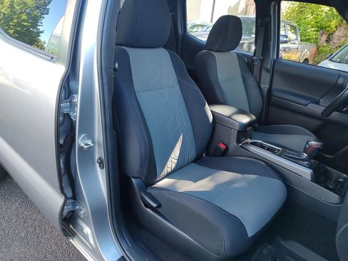 Used 2022 Toyota Tacoma TRD Off-Road image 24