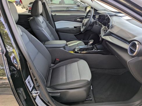 Used 2025 Chevrolet Trax LT w/ LT Convenience Package FWD image 20