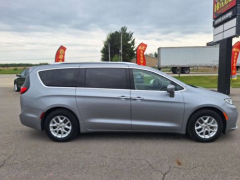 Used 2021 Chrysler Pacifica Touring-L FWD image 3