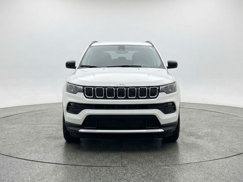 Used 2025 Jeep Compass Latitude AWD/4WD image 2