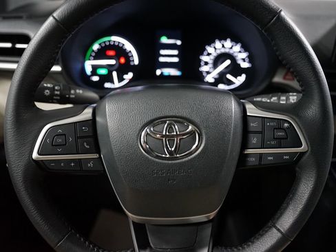 Used 2023 Toyota Sienna XLE FWD image 21
