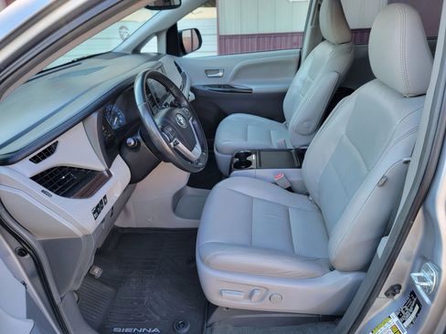 Used 2017 Toyota Sienna XLE w/ XLE Navigation Package image 10