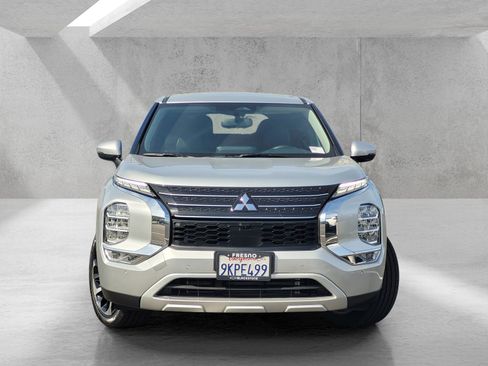 Used 2024 Mitsubishi Outlander SE image 2