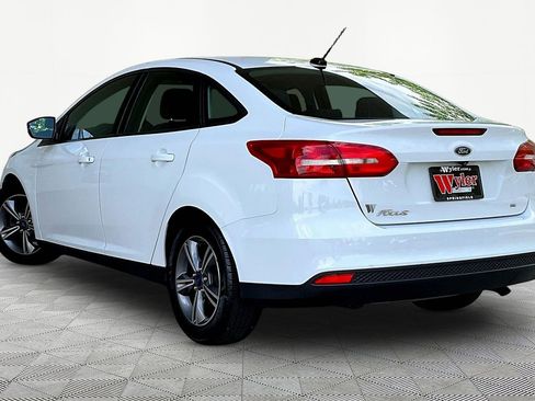 Used 2018 Ford Focus SE w/ SE Appearance Package FWD image 4