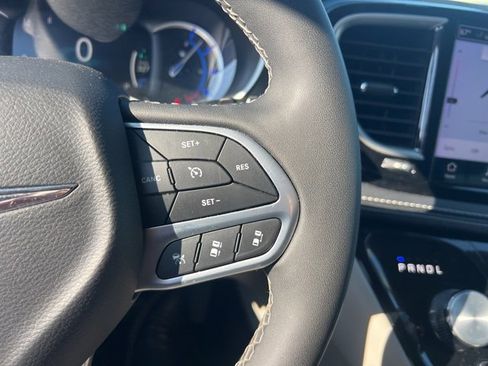 Used 2023 Chrysler Pacifica Touring-L image 11