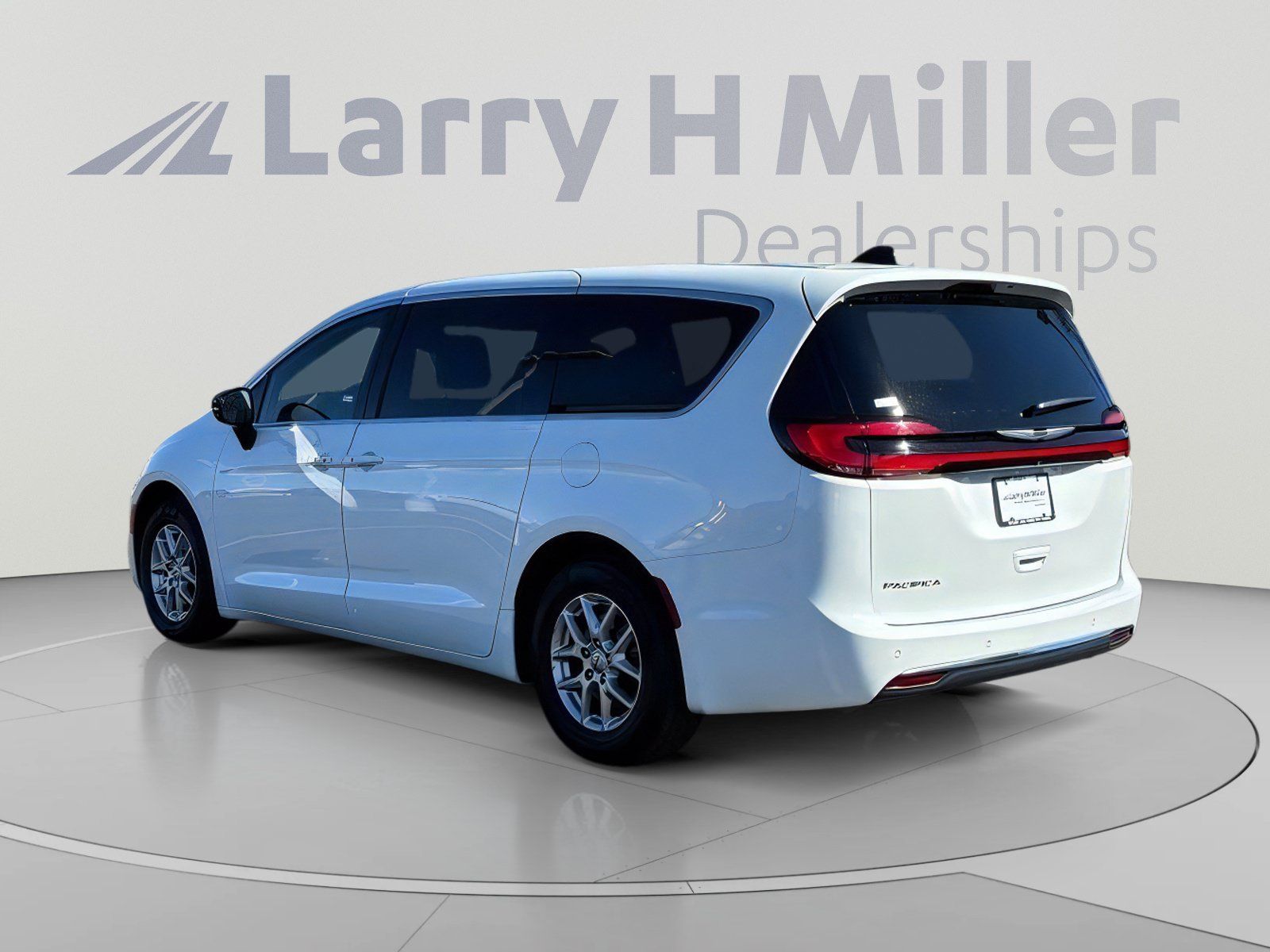 Used 2025 Chrysler Pacifica Select FWD image 4