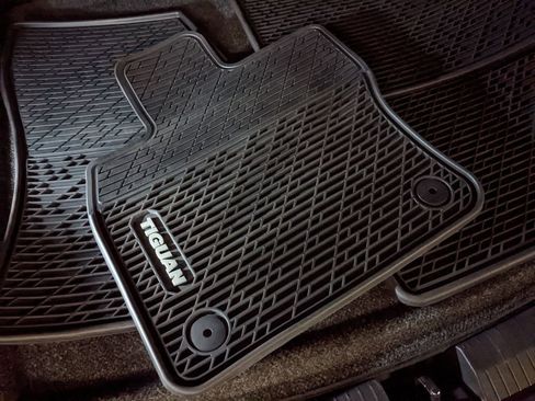 Certified 2022 Volkswagen Tiguan SE R-Line image 28