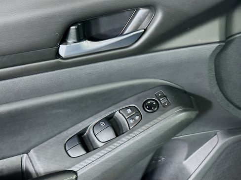 Used 2025 Nissan Altima 2.5 SV FWD image 15