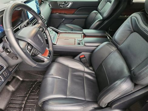 Used 2023 Lincoln Navigator Reserve image 13