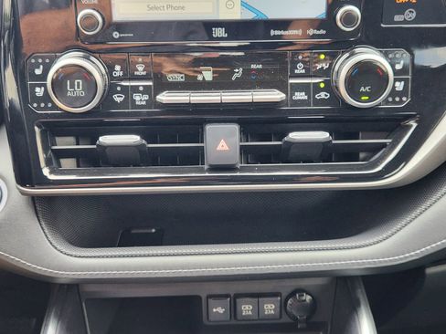 Used 2020 Toyota Highlander Limited image 26