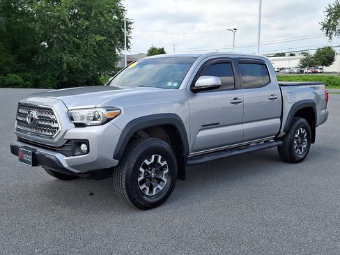 Used 2017 Toyota Tacoma TRD Off-Road AWD/4WD image 3