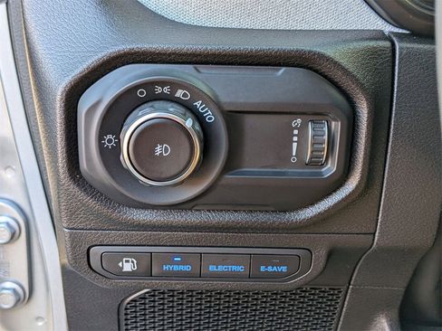 Used 2024 Jeep Wrangler Unlimited image 14