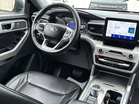 Used 2022 Ford Explorer XLT w/ Equipment Group 202A image 16