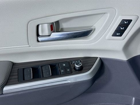Certified 2024 Toyota Sienna Limited image 18