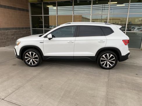 Used 2022 Volkswagen Taos SE w/ Panoramic Sunroof Package image 2