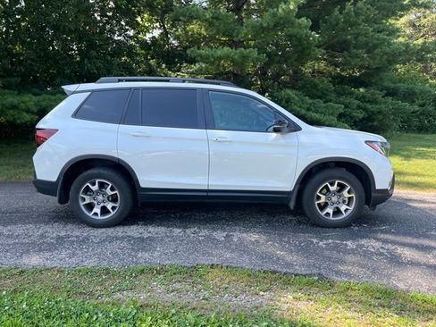 Used 2022 Honda Passport TrailSport image 2