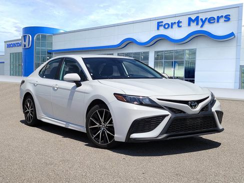 Used 2024 Toyota Camry SE image 1